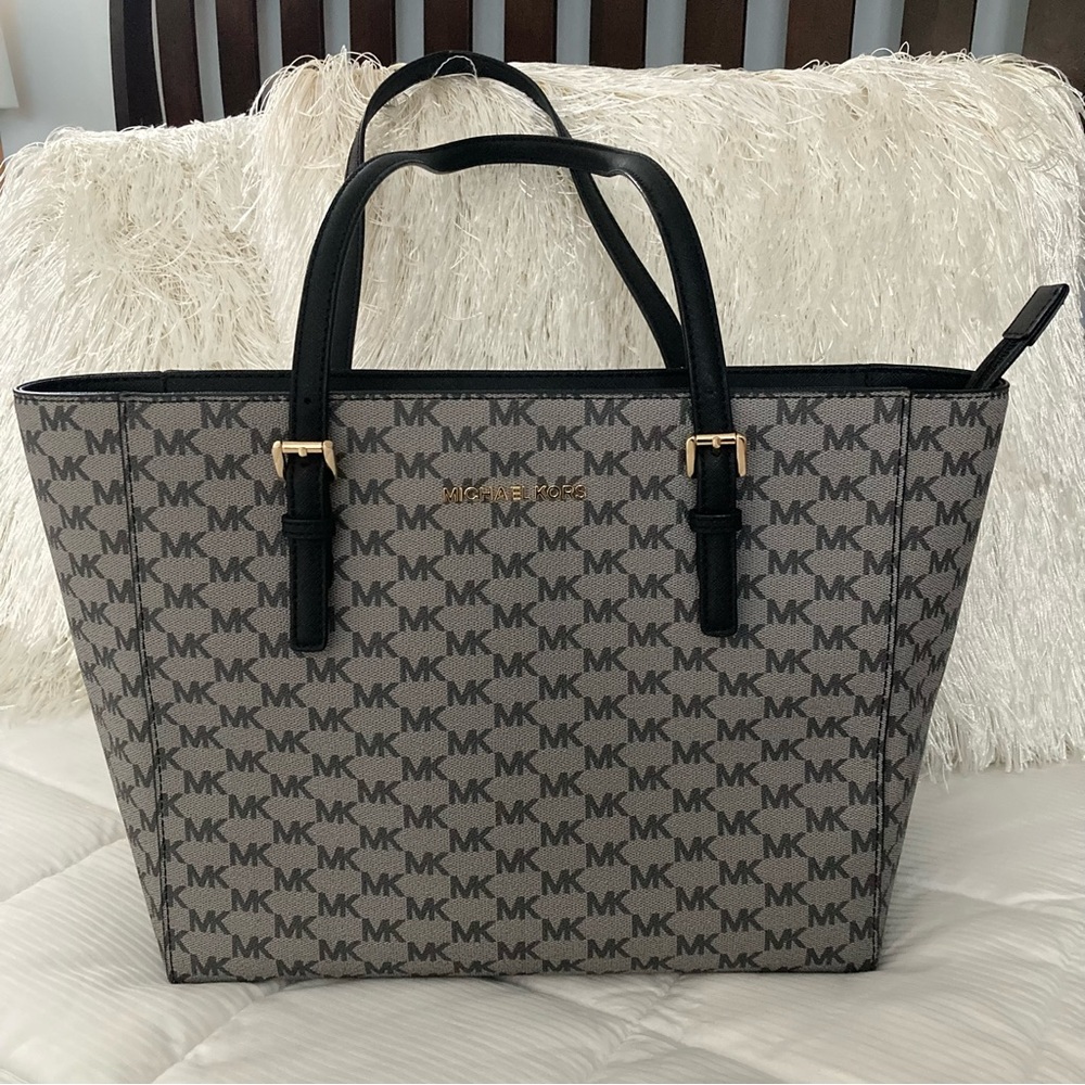 Michael Kors Jet Set Travel Tote - Picture 2 of 14